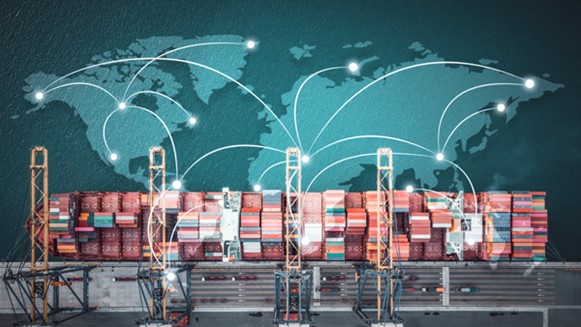 Weltkarte mit Containerschiff: Weit verzweigte Handelswege erfordern ein Lieferantenmanagement, das zahlreiche Aspekte berücksichtigt.