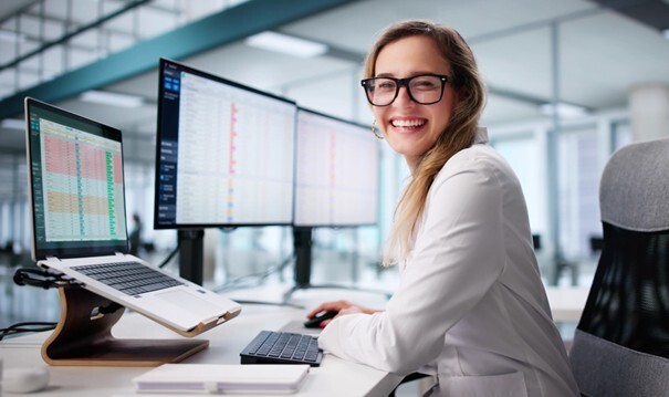 Mitarbeiter nutzen E-Rechnungssoftware für automatisierte und gesetzeskonforme Rechnungsverarbeitung