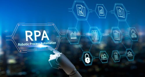 Roboterhand tippt auf RPA: Icons symbolisieren die vielen Vorteile und Funktionen von Robotic Process Automation (RPA)