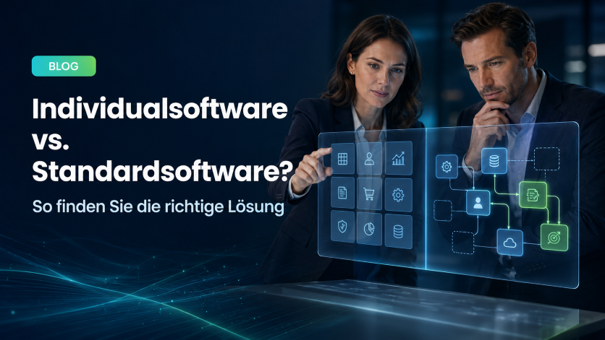 Frau und Mann am Monitor: Sie zeigt auf den Bildschirm. Das Bild zeigt symbolisch, worauf es bei Software ankommt.